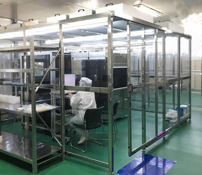 百級(jí)潔凈棚配置由FFU、初效過濾器、高效過濾器過濾，再加風(fēng)淋室、傳遞窗等凈化設(shè)備才能達(dá)到效果。