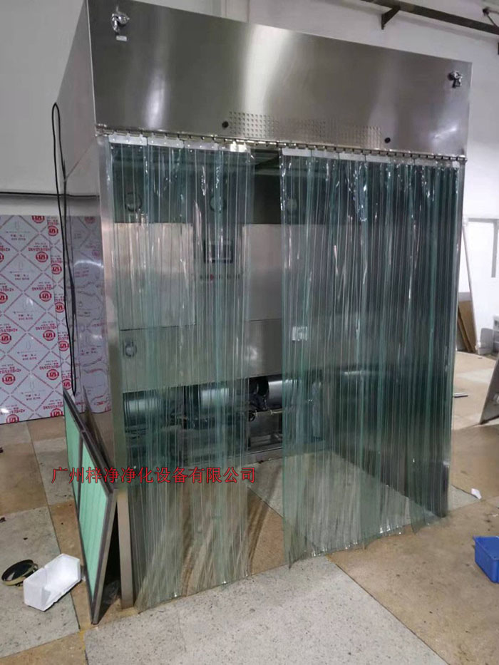 潔凈層流采樣車具體要求；從室內(nèi)空氣經(jīng)過初效過濾器，從高效空氣過濾器出風(fēng)，配無隔板高效過濾器過濾效率為：99.99@0.3μm和G4級初效過濾器，確保凈化級別，靜態(tài)100級美聯(lián)邦209E標(biāo)準(zhǔn)；
