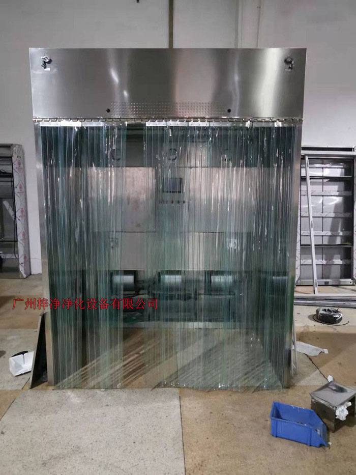潔凈層流采樣車具體要求；從室內(nèi)空氣經(jīng)過初效過濾器，從高效空氣過濾器出風(fēng)，配無隔板高效過濾器過濾效率為：99.99@0.3μm和G4級初效過濾器，確保凈化級別，靜態(tài)100級美聯(lián)邦209E標(biāo)準(zhǔn)；
